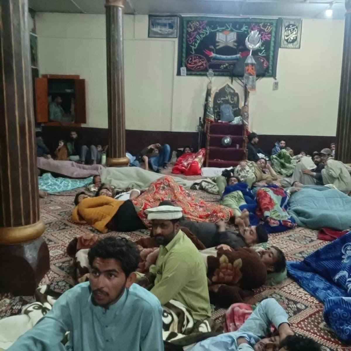 hussainaxis's tweet image. Momineen of Gilgit Baltistan shifted all stranded tourists to their house and Imambargahs, provided them food a shelters.❤️