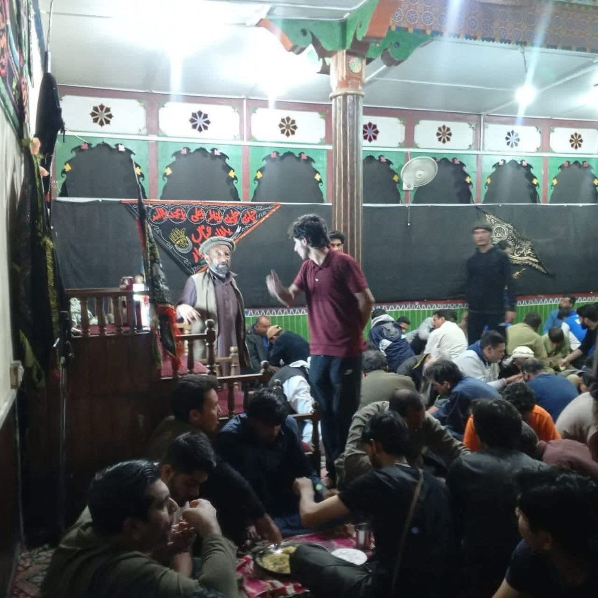 hussainaxis's tweet image. Momineen of Gilgit Baltistan shifted all stranded tourists to their house and Imambargahs, provided them food a shelters.❤️