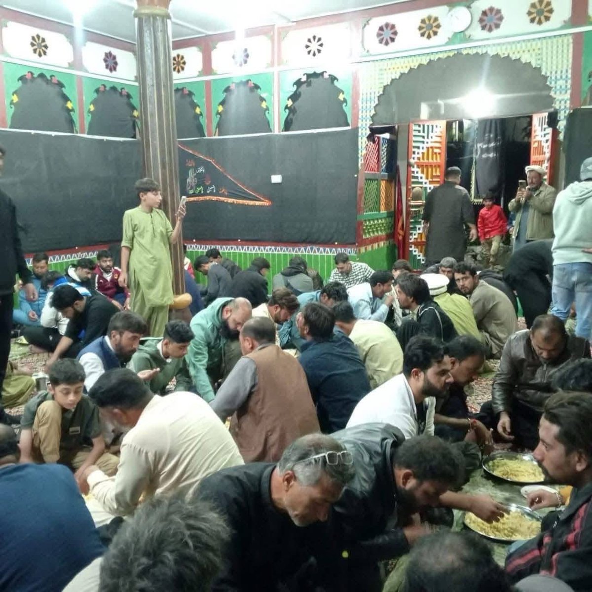 hussainaxis's tweet image. Momineen of Gilgit Baltistan shifted all stranded tourists to their house and Imambargahs, provided them food a shelters.❤️