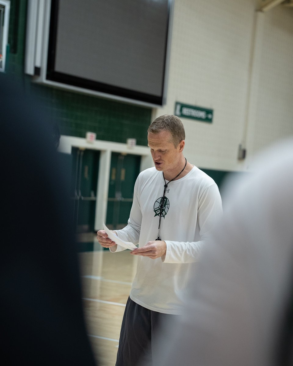 LoyolaMBB's tweet image. Happy birthday to our leader and head coach, @CoachJ_Loeffler! 🎂

#GoHounds