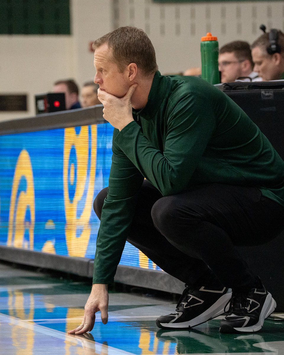 LoyolaMBB's tweet image. Happy birthday to our leader and head coach, @CoachJ_Loeffler! 🎂

#GoHounds