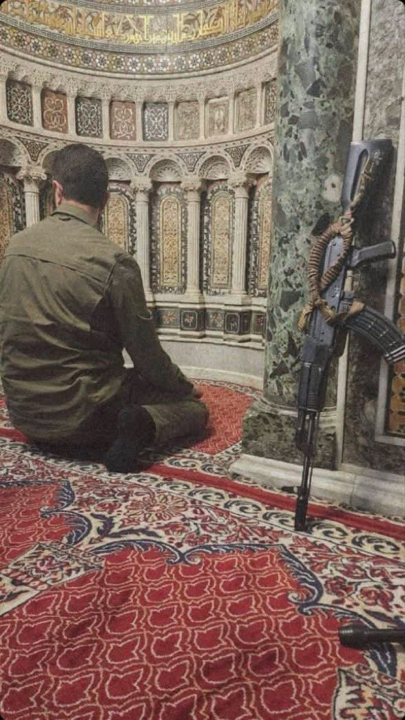 YRJ29's tweet image. عرشُ الشآمِ تنفّسَ النورَ العتيقْ
لما استردّهُ العظيمُ بكفّتيهْ
بالدمّ، لا بالمكر، طوّق حصنهم
وسقاهم الذلّ المُميتَ بسيفِ تيهْ
ذاك الفتى ما كان يُهزم لحظةً
الموتُ يعرفهُ ويخشى وقعَ فيهْ
كم رأسِ رافضيٍّ تدحرجَ تحتهُ
حتى غدا الإيمانُ يجري في يديهْ