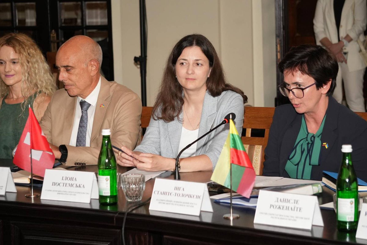 IngaTolockiene's tweet image. Great visit to another region of Ukraine – #Ternopil, with insightful conversations with local authorities, and participation at the national dialogue event on 🇺🇦's decentralization reform. A chance to pass the message on the need to preserve and build on reform achievements.