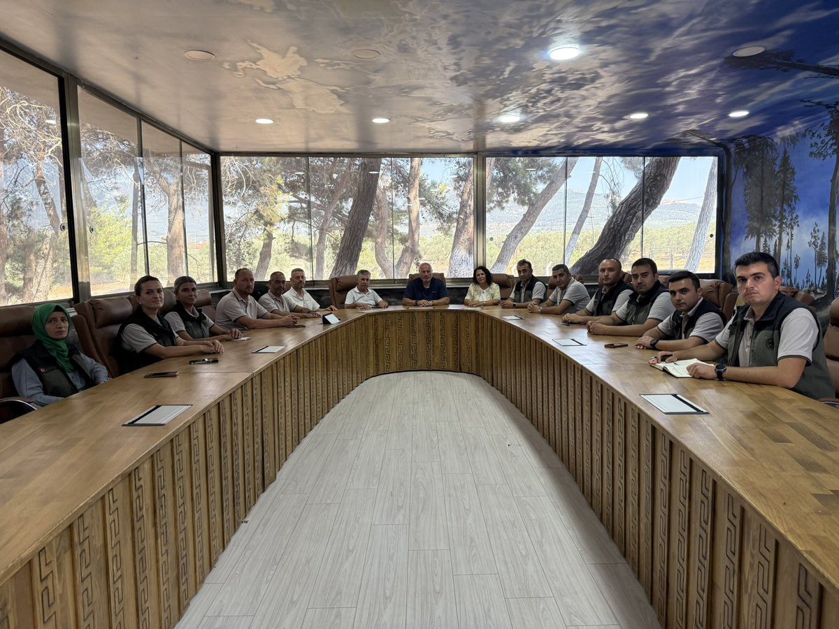 Soma Orman İşletme Müdürlüğü’nü ziyaret ederek meslektaşlarımızla bir araya geldik.

Orman yangınlarının ülke gündeminin ilk sıralarında yer aldığı bu zorlu günlerde, Orman Teşkilatı çalışanlarına geçmiş olsun dileklerimizi ilettik.

Nazik ev sahiplikleri için Orman İşletme