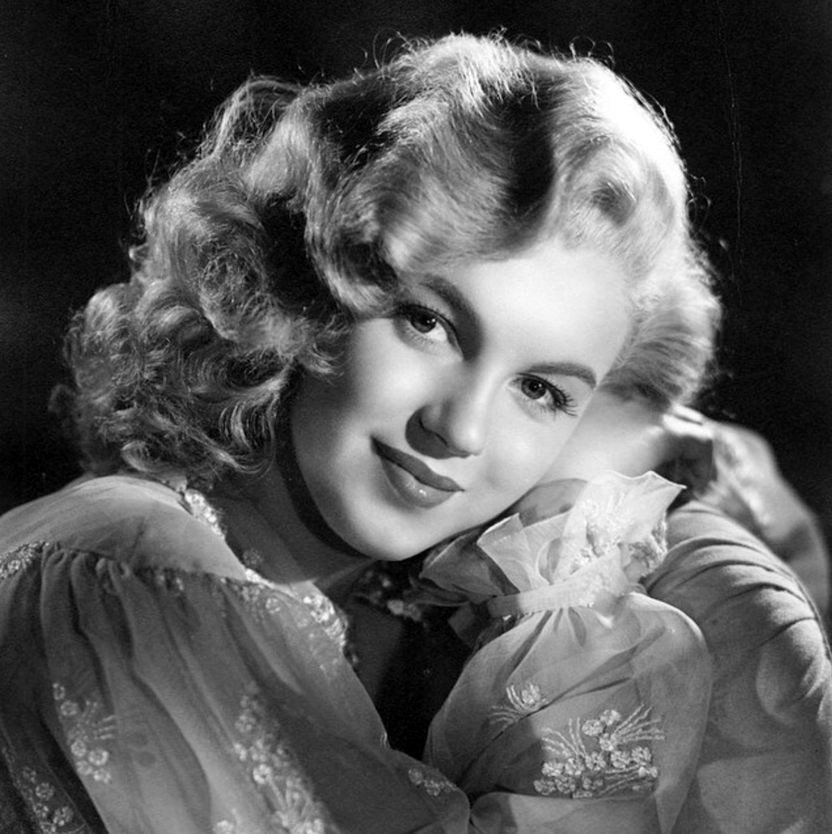 HGACinema's tweet image. Marilyn Monroe photographed by László Willinger for Ladies of the Chorus (1948), Marilyn's first major role of her career.
