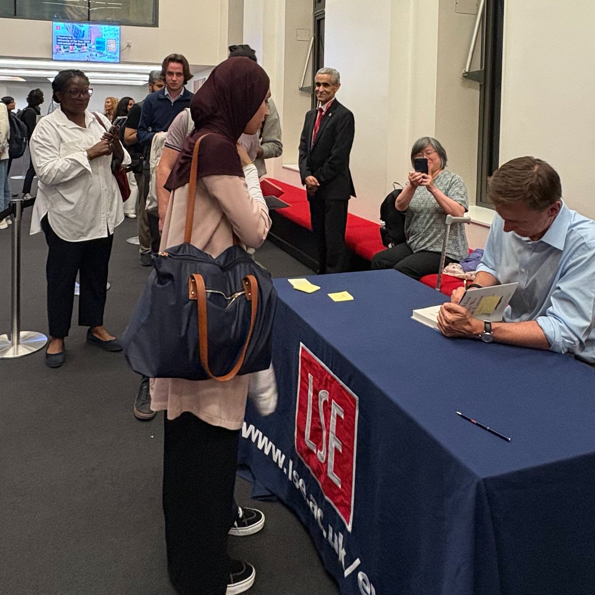 LSEpublicevents's tweet image. Many thanks to former Chancellor and Foreign Secretary @Jeremy_Hunt for staying for an hour to sign copies of his book and speak to audience members after his talk last night at LSE.
If you missed out the podcast is available now lse.ac.uk/lse-player?id=…
#LSEEvents @_SwiftPress