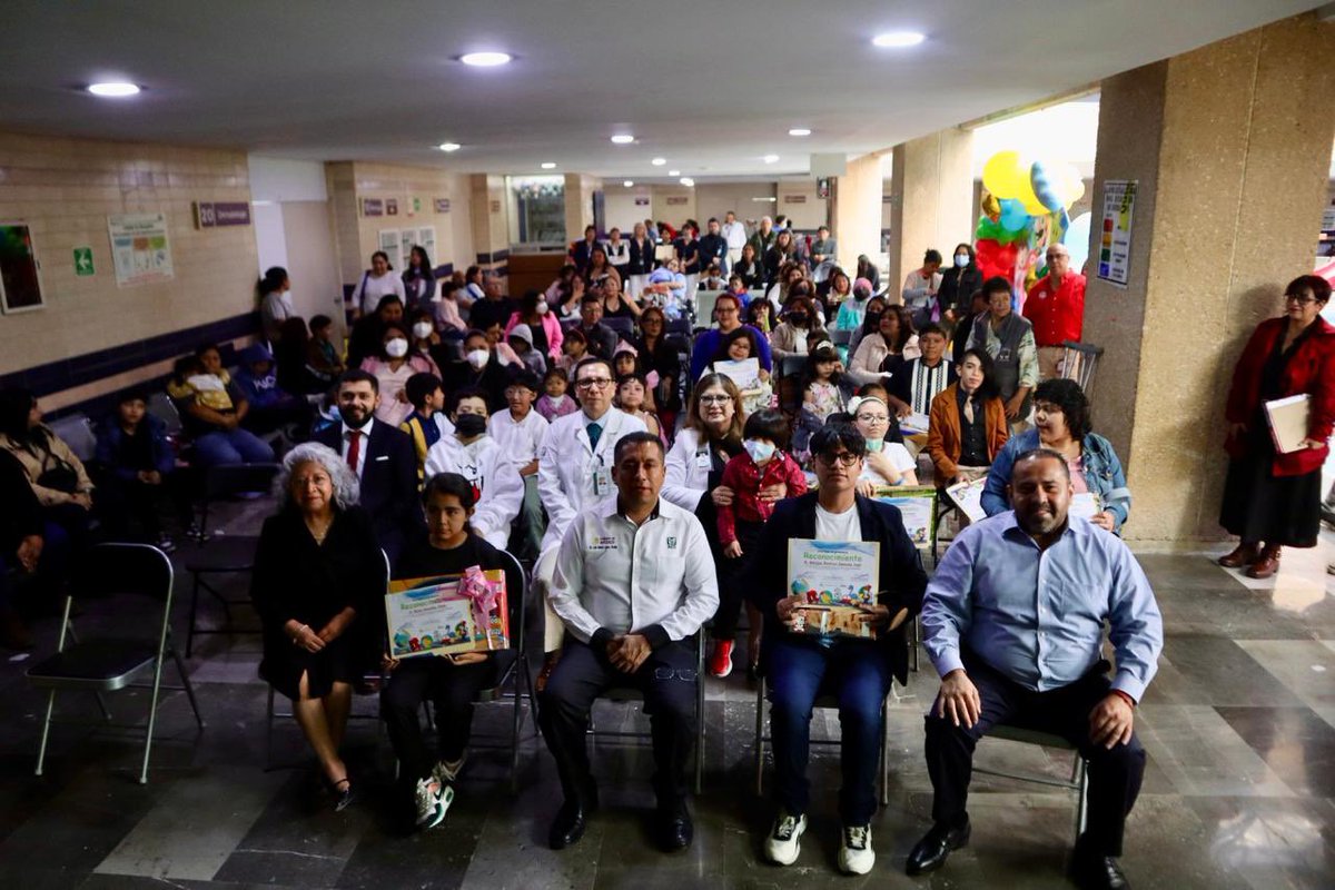 🎓✨ ¡Clausura del Ciclo Escolar 2024-2025!
La Dra. Rocío Cardenas Navarrete y el Doctor Luis Rafael López Ocaña encabezaron la ceremonia del programa “Sigamos Aprendiendo en el Hospital”, un reconocimiento al esfuerzo, la constancia y el espíritu de superación de niñas, niños y