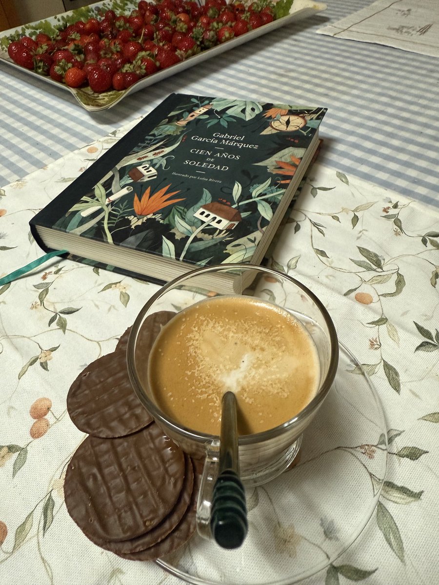 VictoriaCsPla's tweet image. Café y libros. “Cien años de soledad” Gabriel García Márquez. @randomhouse_es en @LibreriaPuertaT