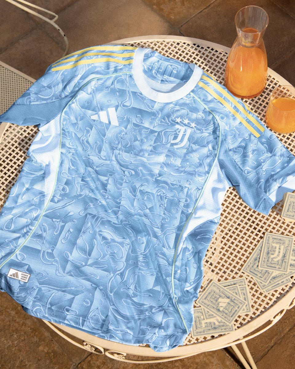 classicshirts's tweet image. ๐ ๐ฑ๐ผ๐บ๐ป ๐ซ๐น๐ถ๐ท๐ท๐ฌ๐ซ: Juventus 2025 Away
The design draws inspiration from Italyโs shimmering coastal waters. It features a vibrant aquamarine and blue graphic with a liquid-like effect.
๐Worldwide Shipping
๐Shop Here - ow.ly/tXO550WtqPY