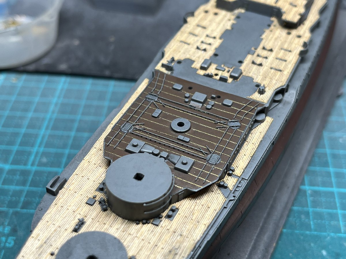 tri_3_'s tweet image. フジミ陸奥、経過写真を撮り忘れましたがリノリウム押さえはエッチングを先に張り、塗装してから塗料を剥がす方法で再現しました。実験的にやってみましたが後からエッチング張るよりも綺麗に出来たと思います