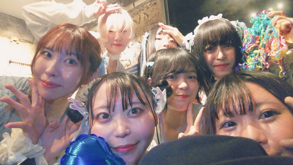 murakami_death's tweet image. だいぶ押してたので物販も流れ作業(これは仕方ないやつ)
出順的に間に合わずに観れなかったけど、なんちゃらさんのデジチェキも撮らせてもらったら
マミさんがリボンをくれました☆
デジチェキ撮ろうとするとヒゲ味噌さん居ないんですよね(居なくなるのを待ってる訳ではない、多分)