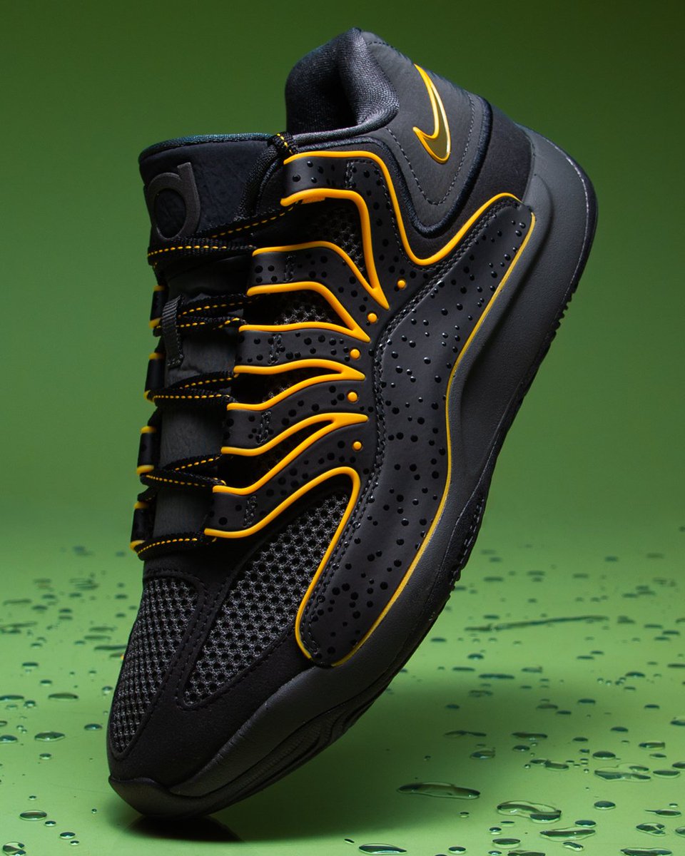 footlocker's tweet image. Born in the rain. Built for the game. 🌧️
The KD 18 ‘New Dawn’ brings Seattle’s soul to the hardwood. With yellow highlights and raindrop texturing, the shoe pays tribute to Kevin Durant’s time with the Seattle SuperSonics.
Available now in-store and online at Foot Locker.