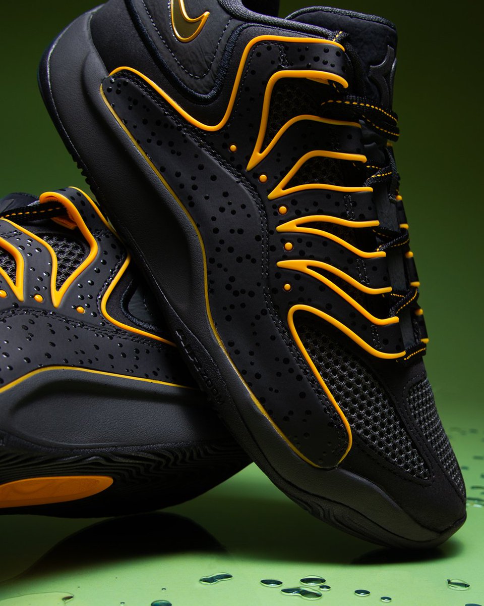 footlocker's tweet image. Born in the rain. Built for the game. 🌧️
The KD 18 ‘New Dawn’ brings Seattle’s soul to the hardwood. With yellow highlights and raindrop texturing, the shoe pays tribute to Kevin Durant’s time with the Seattle SuperSonics.
Available now in-store and online at Foot Locker.
