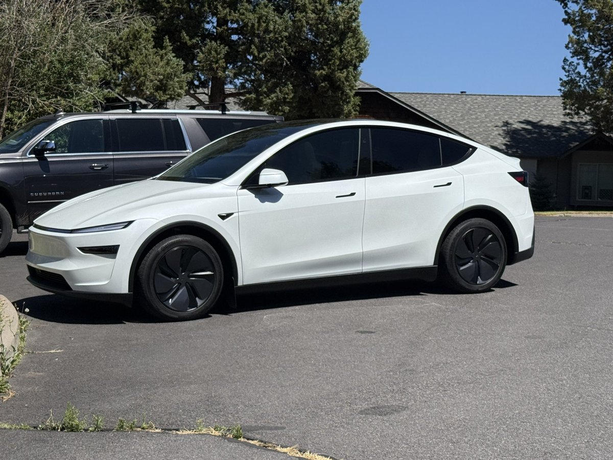 BraydonSnoddy's tweet image. After a week of owning my new 2026 Model Y, here are my thoughts coming from a 2022 Model X.
-Ride is about even, my X rode pretty firm on 20” cyberstream wheels with Michelin cross climate tires. I might feel more minor bumps in the Y, but they aren’t drastically different.…