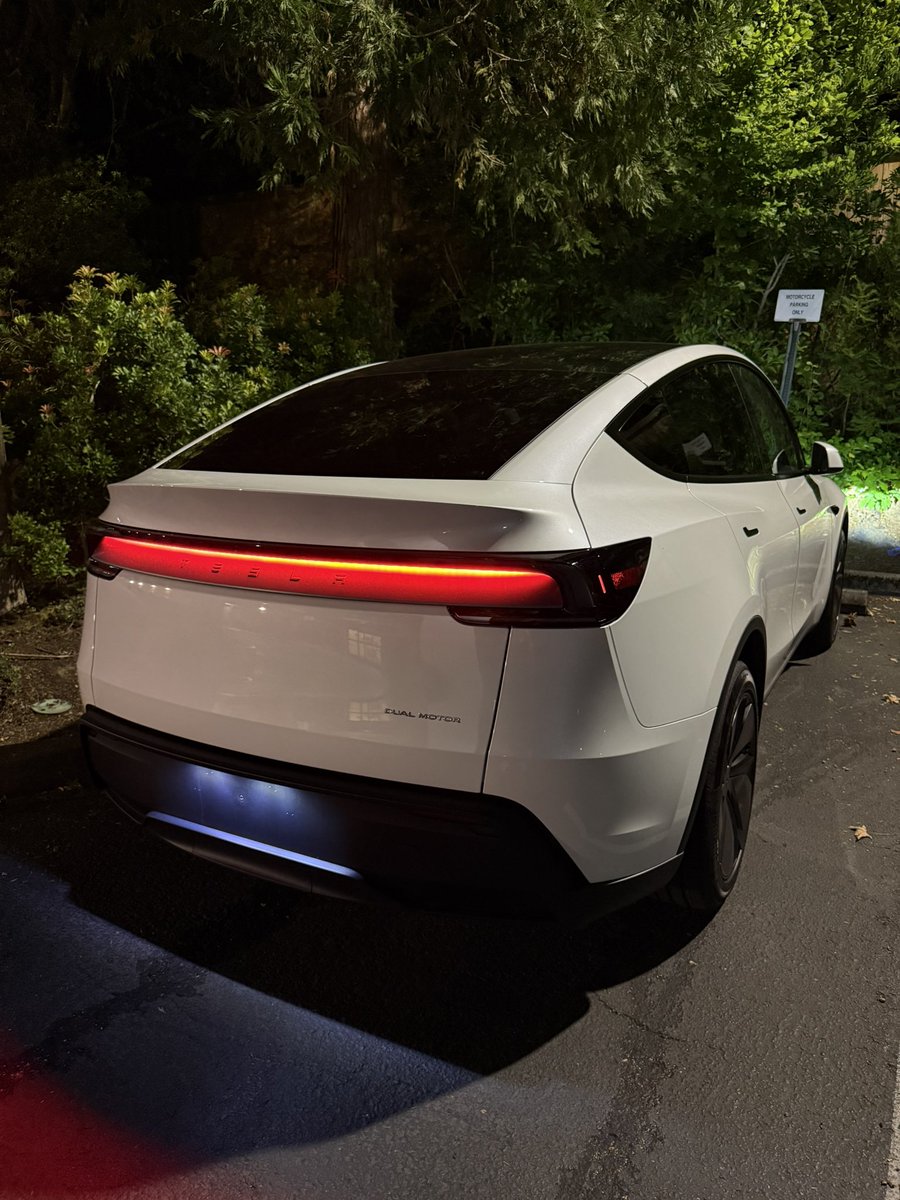 BraydonSnoddy's tweet image. After a week of owning my new 2026 Model Y, here are my thoughts coming from a 2022 Model X.
-Ride is about even, my X rode pretty firm on 20” cyberstream wheels with Michelin cross climate tires. I might feel more minor bumps in the Y, but they aren’t drastically different.…