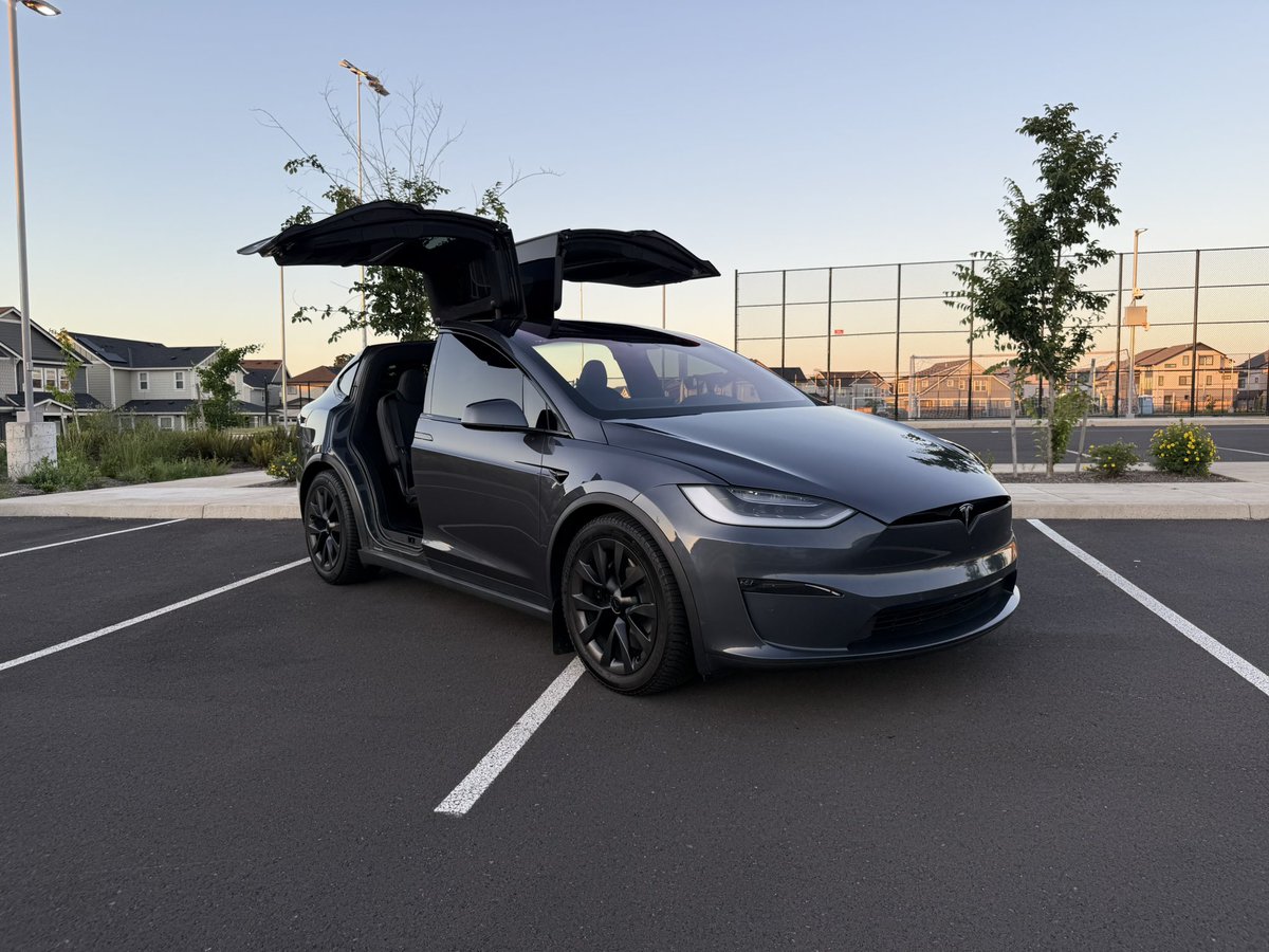 BraydonSnoddy's tweet image. After a week of owning my new 2026 Model Y, here are my thoughts coming from a 2022 Model X.
-Ride is about even, my X rode pretty firm on 20” cyberstream wheels with Michelin cross climate tires. I might feel more minor bumps in the Y, but they aren’t drastically different.…