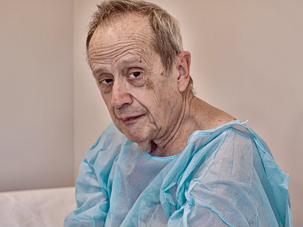 Qué maniobra envolvente la de <a href="/xalbertig/">xavier albertí</a> y #OriolGenís en un texto de #LluïsaCunillé <a href="/RafaelS67586699/">Lluïsa Cunillé</a>, #ComptoCadaPassaMevasobrelaTerra, que me recuerda a esos relatos centroeuropeos perturbadores y llenos de dilemas. Hablar con un extraño a las puertas del quirófano… #teatrerxs