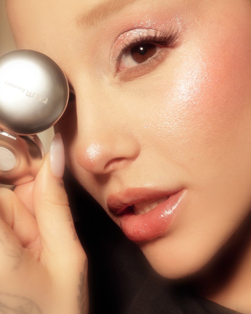 rembeauty's tweet image. our vegan, limited edition duochrome pressed-powder eyeshadow lays down high-impact, glossy looking shine with zero fallout. (⺣◡⺣)♡