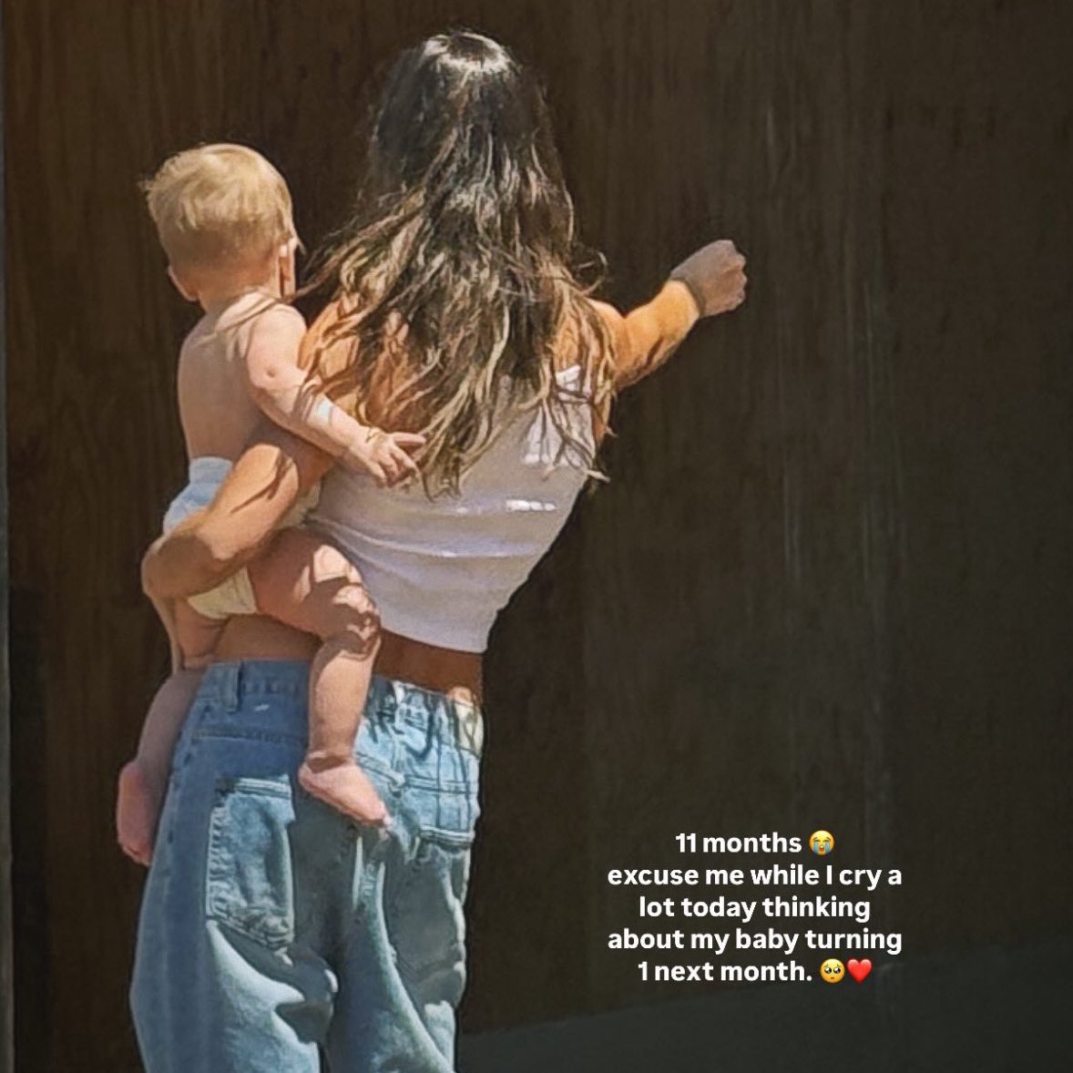 🚨BABY JACK! Hailey Bieber postou: 11 meses, com licença enquanto eu choro muito hoje pensando que meu bebê vai fazer 1 aninho no mês que vem.