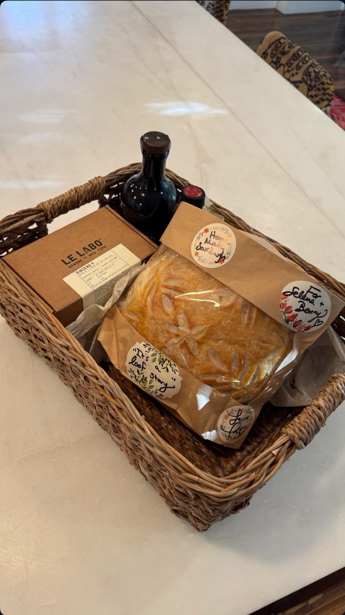 nessianxx's tweet image. ela Γ© a celebridade que eu conheΓ§o que mais pisa nos presentes, sempre fazendo coisas a mΓ£o com carinho e valor sentimental porque a maioria dos amigos sΓ£o ricos e podem comprar o que quiserem
