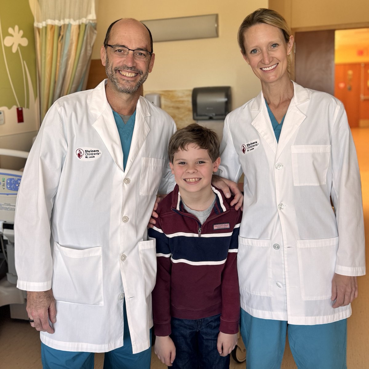 ShrinersStLouis's tweet image. “Thanks to everyone at Shriners, my thumbs now bend and are perfectly straight. Dr. Goldfarb was right! I have no limits and my hand writing looks great!”
(Excerpt from the book Wyatt’s Big Adventures with Shriners)
Pictured: Dr. Goldfarb, Wyatt (age 9), Dr. Wall