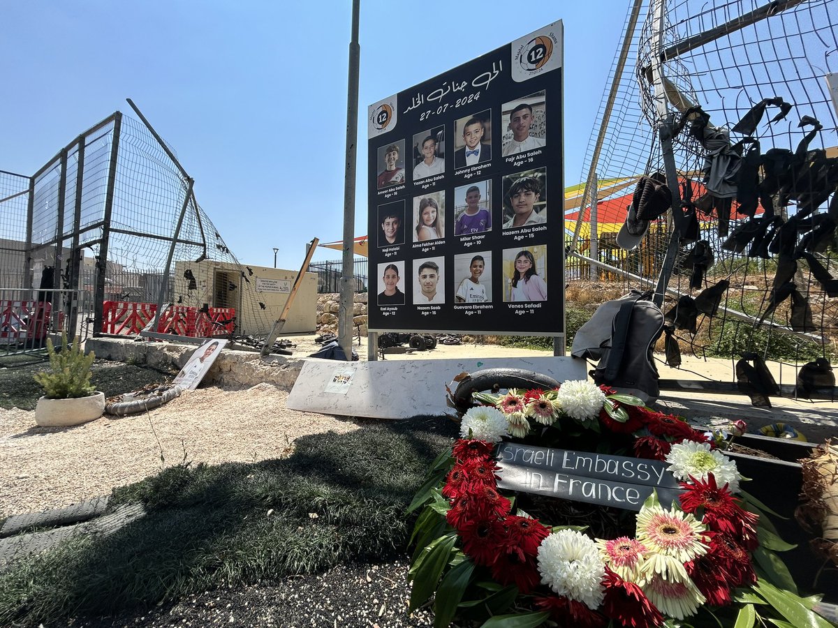 feder_hen's tweet image. Avec une délégation, nous nous sommes rendus à Majdal Shams dans le nord d’Israël et nous avons rencontré Naela, la mère d'Alma Faqr-Aldan, 11 ans, assassinée par un missile du Hezbollah il y a un an.
Le 27 juillet 2024, une seule roquette a tué 12 enfants innocents qui…