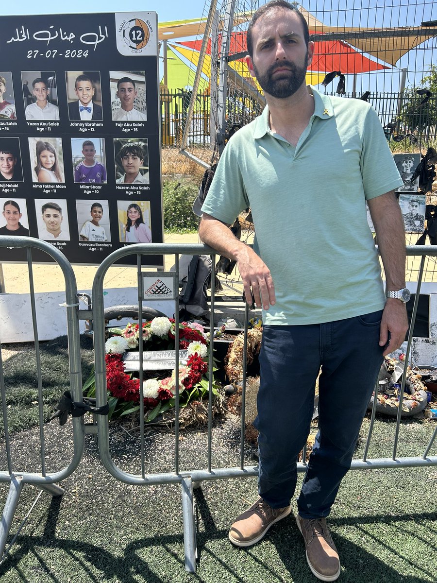 feder_hen's tweet image. Avec une délégation, nous nous sommes rendus à Majdal Shams dans le nord d’Israël et nous avons rencontré Naela, la mère d'Alma Faqr-Aldan, 11 ans, assassinée par un missile du Hezbollah il y a un an.
Le 27 juillet 2024, une seule roquette a tué 12 enfants innocents qui…