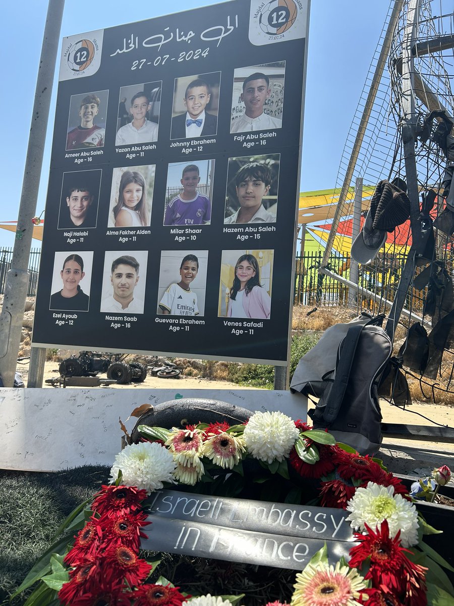 feder_hen's tweet image. Avec une délégation, nous nous sommes rendus à Majdal Shams dans le nord d’Israël et nous avons rencontré Naela, la mère d'Alma Faqr-Aldan, 11 ans, assassinée par un missile du Hezbollah il y a un an.
Le 27 juillet 2024, une seule roquette a tué 12 enfants innocents qui…