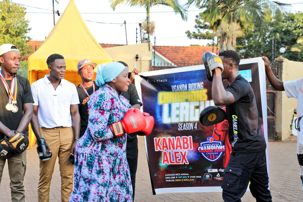 ProudMuzzukulu1's tweet image. BIG UPDATE 📸: ONC Boss Hajjat Hadijah Namyalo aka @ChiefMuzzukulu has thrown her weight behind boxing sensation Alex Kanaabe, purchasing tickets worth UGX 4 MILLION+ ahead of his Saturday bout against Neric Bulaabe at MTN Arena, Lugogo.
“The Kanaabe should focus on Mike…