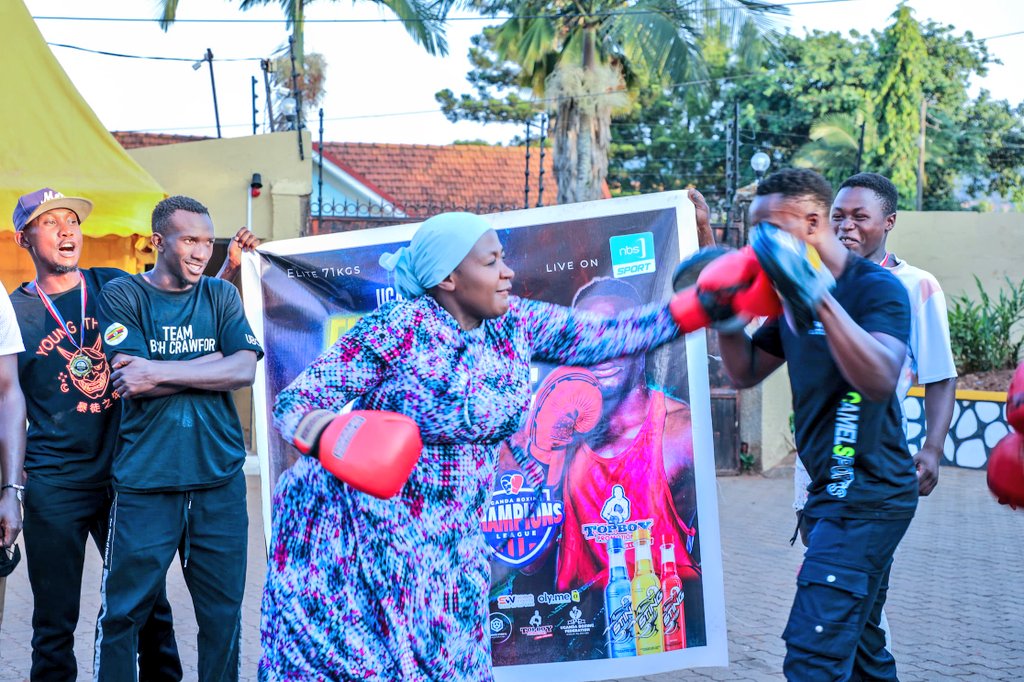 ProudMuzzukulu1's tweet image. BIG UPDATE 📸: ONC Boss Hajjat Hadijah Namyalo aka @ChiefMuzzukulu has thrown her weight behind boxing sensation Alex Kanaabe, purchasing tickets worth UGX 4 MILLION+ ahead of his Saturday bout against Neric Bulaabe at MTN Arena, Lugogo.
“The Kanaabe should focus on Mike…