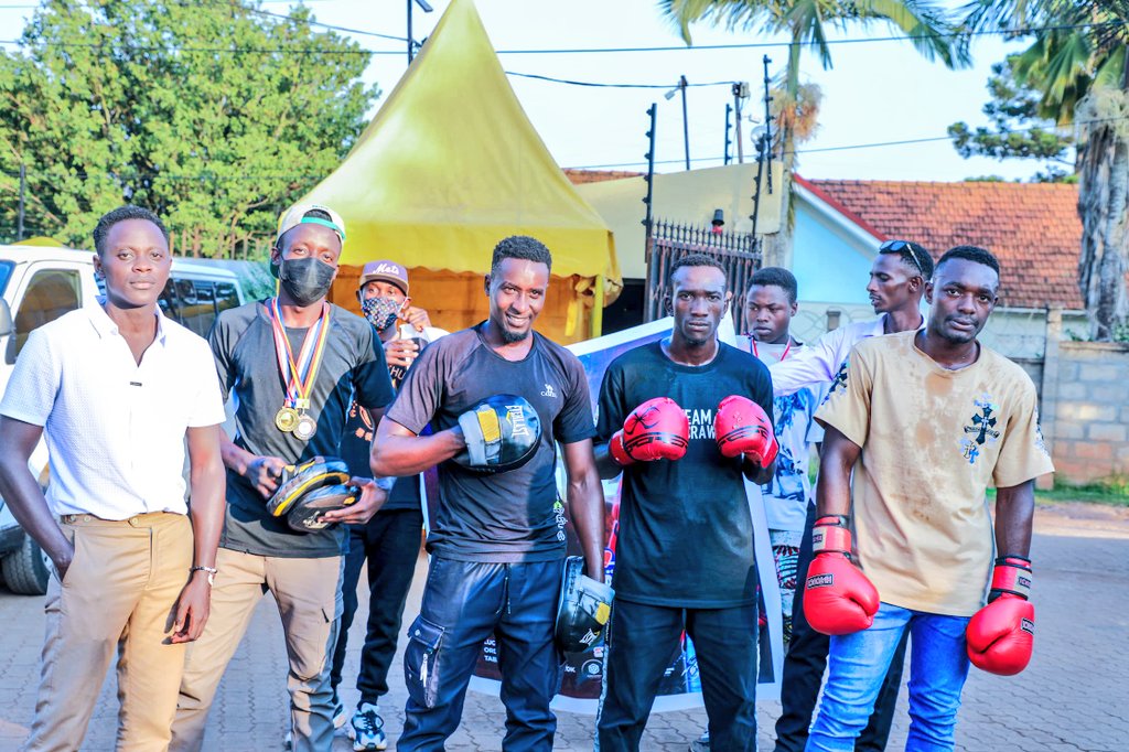 ProudMuzzukulu1's tweet image. BIG UPDATE 📸: ONC Boss Hajjat Hadijah Namyalo aka @ChiefMuzzukulu has thrown her weight behind boxing sensation Alex Kanaabe, purchasing tickets worth UGX 4 MILLION+ ahead of his Saturday bout against Neric Bulaabe at MTN Arena, Lugogo.
“The Kanaabe should focus on Mike…