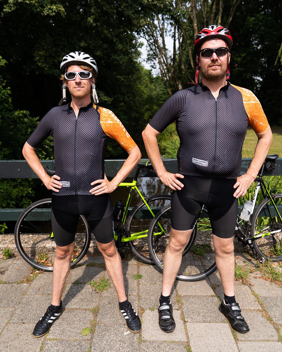 SpeldSport's tweet image. Weg met dat hopeloos verouderde, logge aluminium. Als jij echt wil meekomen met de grote jongens op de weg, dan draag je een shirt van hoogwaardig, ultralicht carbon. Bestel 'm hier: shop.speld.nl/products/tdt-x…