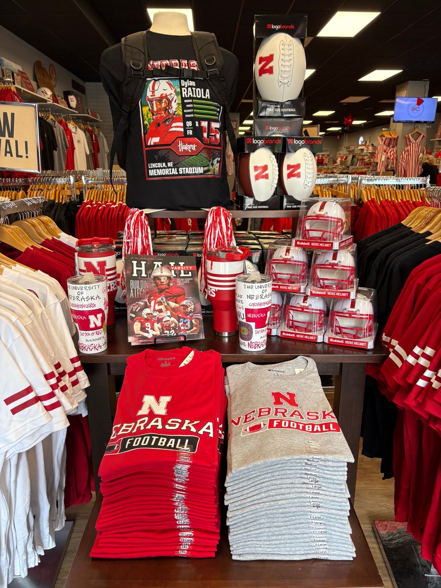 AlumniHallUNL's tweet image. Counting down until football season 🏈🔴 Get your Huskers gear today!
alumnihall.com/nebraska-cornh…