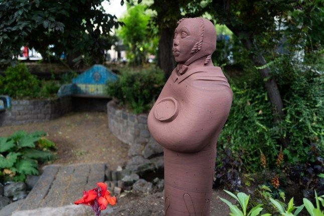 LDN_Culture's tweet image. ‘We want Londoners to be able to pause just for a moment, offer wishes, prayers.’ - Gaylene Gould✨
Make sure to stop by @CalthorpeCG to see a new statue of Mary Woolaston by Marcia Bennett-Male. Supported by @MayorofLondon's Untold Stories Fund.
buff.ly/RFeqCYF