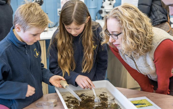 lornaslater's tweet image. #TBT to meeting schoolkids to talk about nature and marine ecology. Our marine habitats are crucial for tackling the climate crisis. You can find out more at #NationalMarineWeek2025 🌊