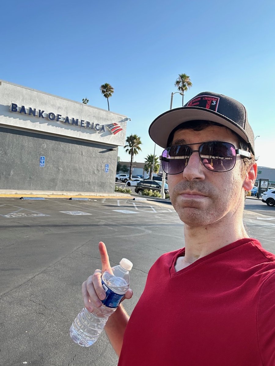 MichaelMatteoRo's tweet image. Maybe it’s my morbid curiosity, but it was pretty surreal visiting the site where the 1997 North Hollywood shootout took place - the biggest police shootout in American history where it was two bank robbers armored from head to toe against 370 police officers where over 2000…