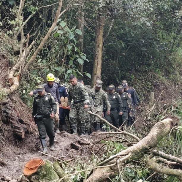 COL_EJERCITO's tweet image. Soldados de la #Brigada13, en coordinación con @PoliciaColombia y el cuerpo de bomberos de #Cundinamarca, adelantaron labores de inspección, remoción de escombros y apoyo humanitario en zona rural de Cáqueza, tras la emergencia causada por la ola invernal.
#SiempreATuLado…