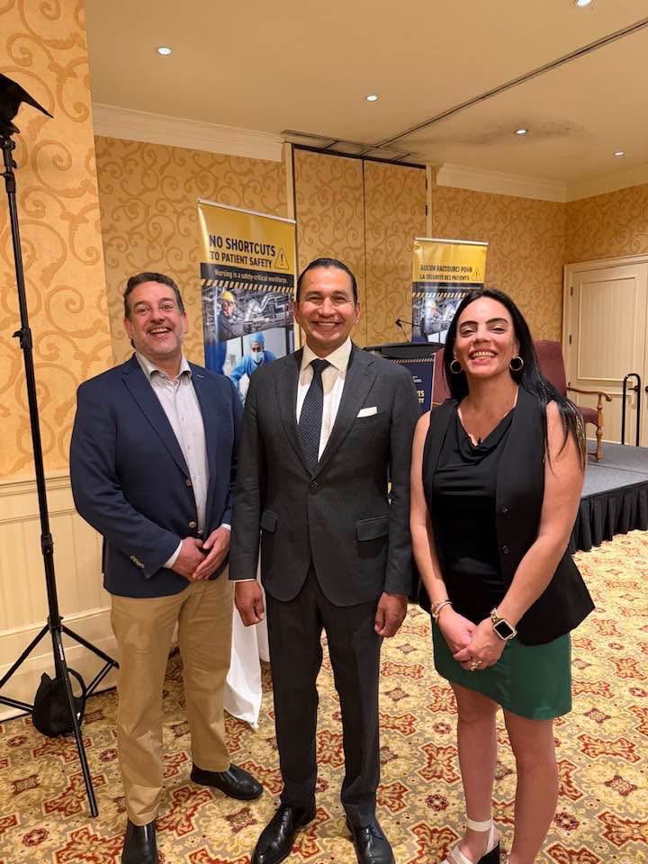waltonmom's tweet image. While @fordnation didn’t invite Labour to events & left prior in the middle of a breakfast with nurses & labour reps, @Dave_Eby spoke with fed presidents for over an hour & @WabKinew stopped by to connect.
This is what leadership, who values all labour, looks like. Take notes
