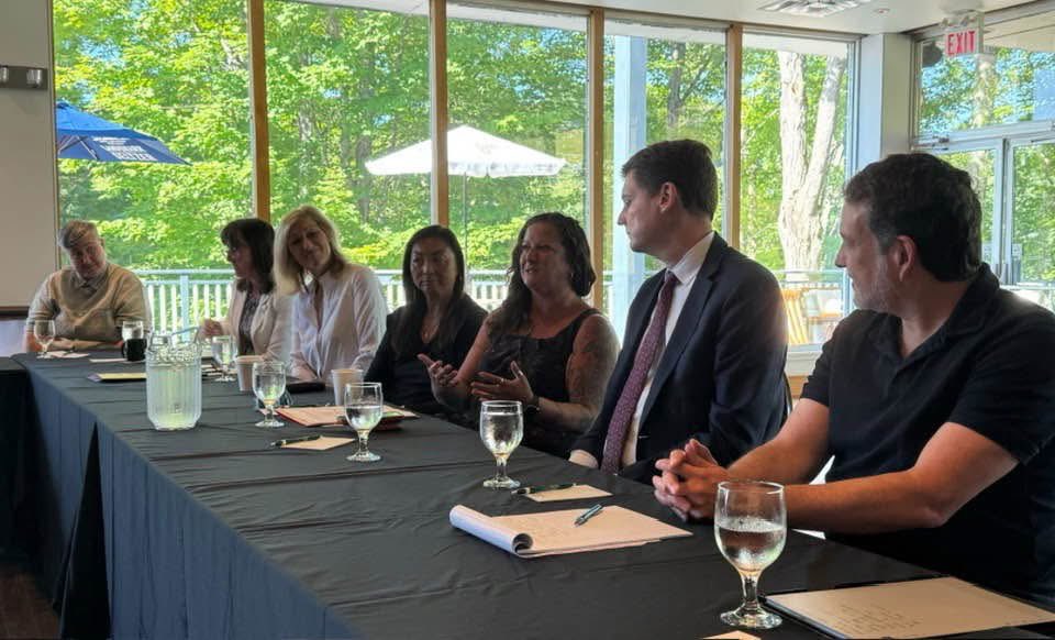 waltonmom's tweet image. While @fordnation didn’t invite Labour to events & left prior in the middle of a breakfast with nurses & labour reps, @Dave_Eby spoke with fed presidents for over an hour & @WabKinew stopped by to connect.
This is what leadership, who values all labour, looks like. Take notes