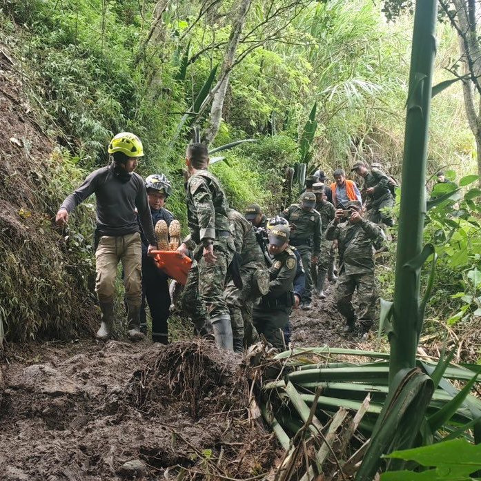 COL_EJERCITO's tweet image. Soldados de la #Brigada13, en coordinación con @PoliciaColombia y el cuerpo de bomberos de #Cundinamarca, adelantaron labores de inspección, remoción de escombros y apoyo humanitario en zona rural de Cáqueza, tras la emergencia causada por la ola invernal.
#SiempreATuLado…