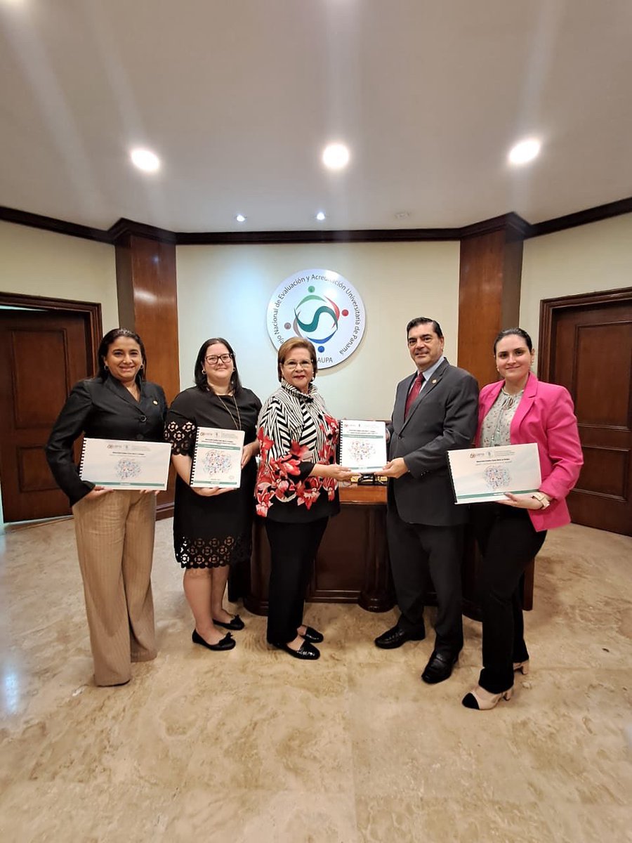 USMApanama's tweet image. El rector magnífico de la USMA, Prof. Francisco Blanco, entregó hoy a la Secretaria Ejecutiva de Coneaupa, María del Carmen Terrientes de Benavides, el Informe de autoevaluación de la carrera de Comunicación Social.
El rector estuvo acompañado de la Prof. María del Pilar…