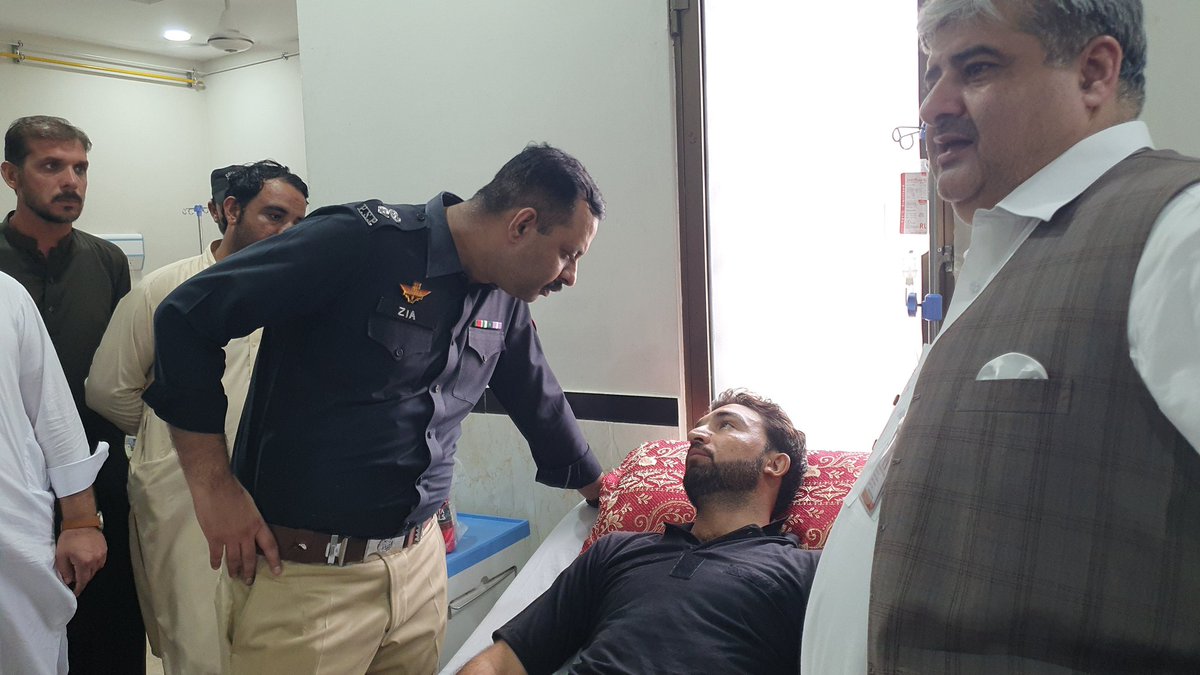 SwabiPolice's tweet photo. ڈی پی او صوابی کا زخمی پولیس اہلکار کی عیادت کے لئے ہسپتال کا دورہ
 ڈسٹرکٹ پولیس آفیسر صوابی ضیاء الدین احمد ، آج دوران سرچ اپریشن دہشتگرد کے ساتھ فائرنگ کے تبادلے میں زخمی ہونے والے پولیس اہلکار کنسٹیبل عرفان کی عیادت کے لیے ہسپتال کا دورہ کیا۔ https://t.co/T2KtkK9X0y