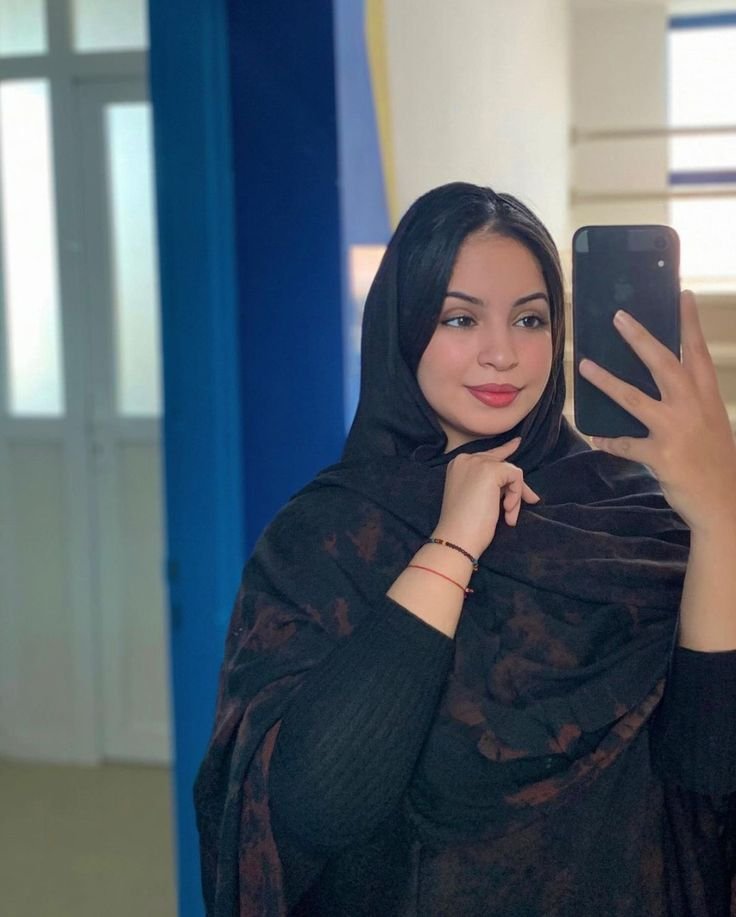 الموريتانية… زينها ما هو عادي فيها من الصحرا هيبة، ومن السمر دفا 🤎