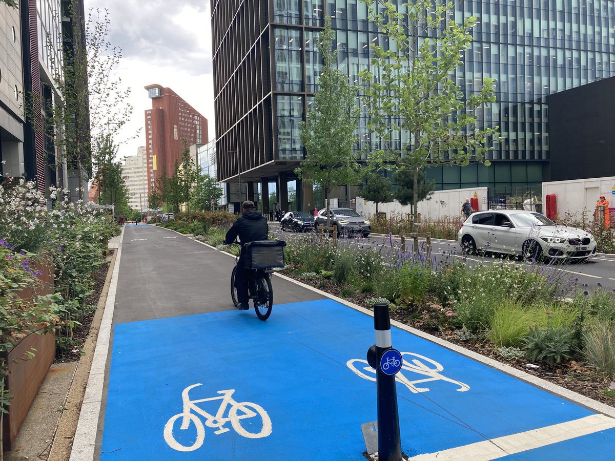 willnorman's tweet image. The new cycle lanes and planting on Westfield Ave in the Olympic Park are looking spectacular! 🚲🌹🌺🌷🌻
Good to see construction continuing at pace on the next section.