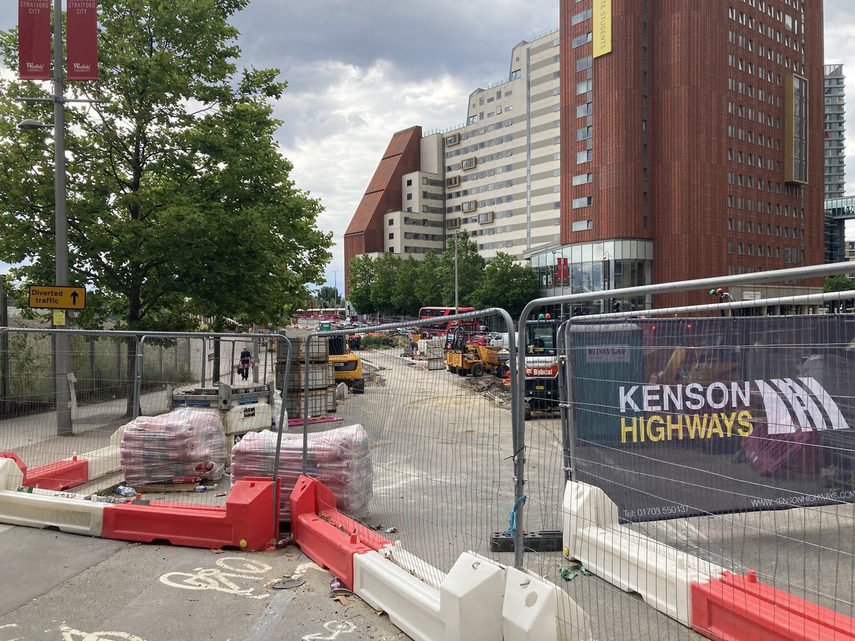 willnorman's tweet image. The new cycle lanes and planting on Westfield Ave in the Olympic Park are looking spectacular! 🚲🌹🌺🌷🌻
Good to see construction continuing at pace on the next section.