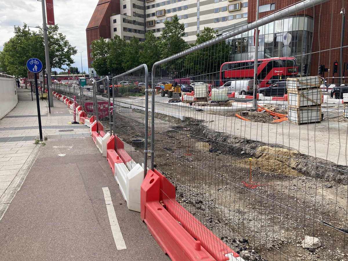 willnorman's tweet image. The new cycle lanes and planting on Westfield Ave in the Olympic Park are looking spectacular! 🚲🌹🌺🌷🌻
Good to see construction continuing at pace on the next section.