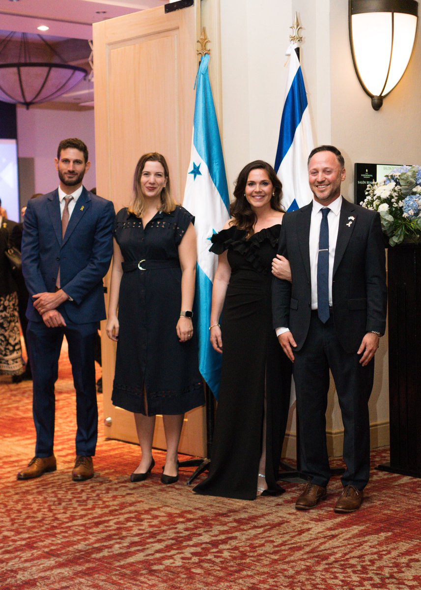 Me despido de mi querida jefa de misión adjunta <a href="/DafiDanenberg/">Dafna Danenberg🎗️</a>. 

Gracias por tu dedicación, amistad y su contribución al fortalecimiento de las relaciones entre Israel y Honduras 
🇭🇳 🤝🇮🇱

<a href="/IsraelinNL/">Israel in Nederland</a> está recibiendo un gran regalo.