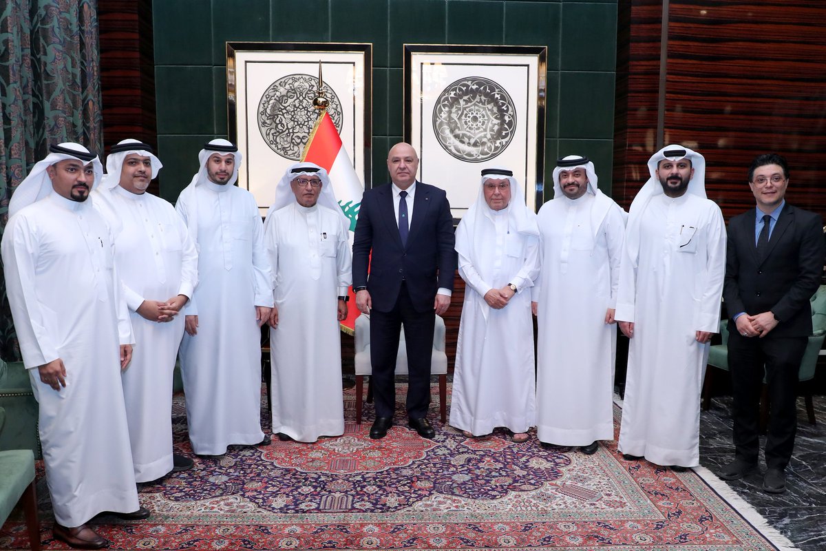 LBpresidency's tweet image. الرئيس عون أمام وفد من رؤساء تحرير الصحف البحرينية:
"قرارنا بإنقاذ الدولة نهائي ولا عودة عنه... ولبنان ينتظركم"