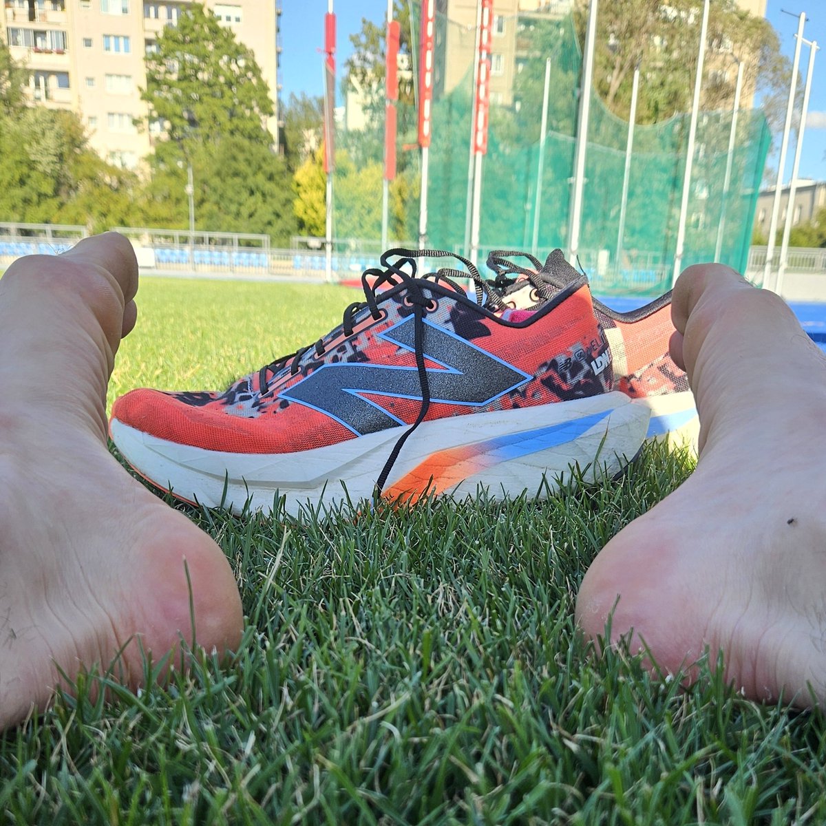 m_turski's tweet image. Razem mamy wszystko...
Znakomite bieganie, pogoda doskonała, stadion przyjemny. Nic więcej nie potrzeba, tylko robić 400m x 10, zdychać na równej trawce i bosymi stopami łączyć się z podłożem.
Klimacik.
