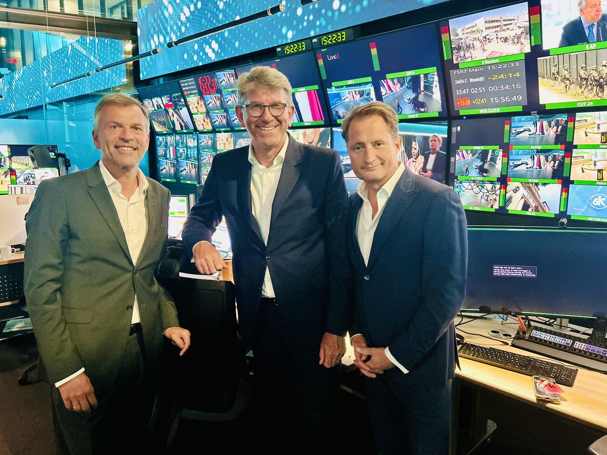 BundesKultur's tweet image. Staatsminister Weimer im modernsten TV-Studio Europas bei ProSiebenSat.1: Automatisierte Kameras, LED-Wände, Nachrichtenpower für ProSieben, Joyn, SAT.1 & Kabel Eins.
„Verlässliche News, professionell gemacht & schnell verbreitet, sind das beste Mittel gegen Desinformation.“